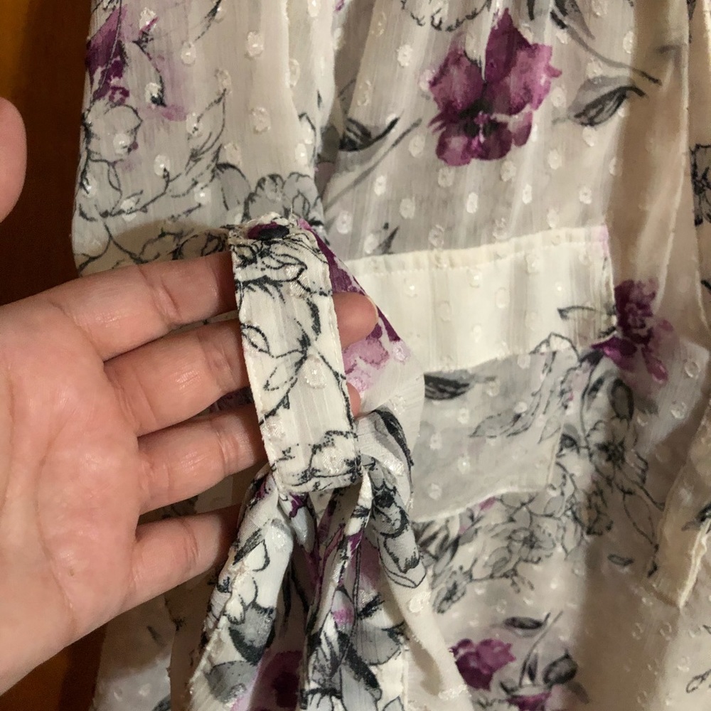 Torrid vneck floral blouse - Picture 7 of 9